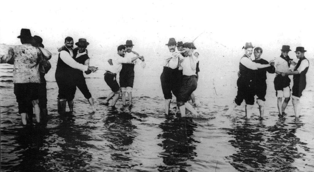Hombres_bailando_tango_en_el_río,_1904